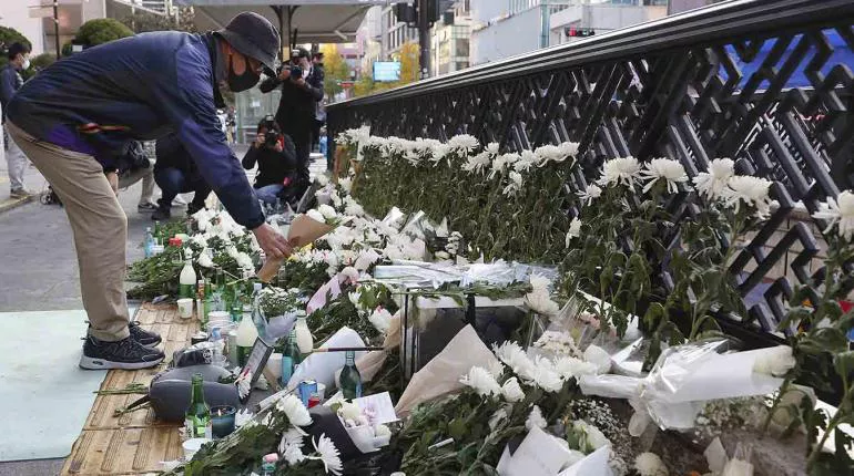 una_persona_ofrece_flores_en_un_espacio_de_duelo_temporal_cerca_de_la_escena_de_una_tragica_estampida_de_halloween_en_el_distrito_de_itaewon_seul_corea_del_sur_0
