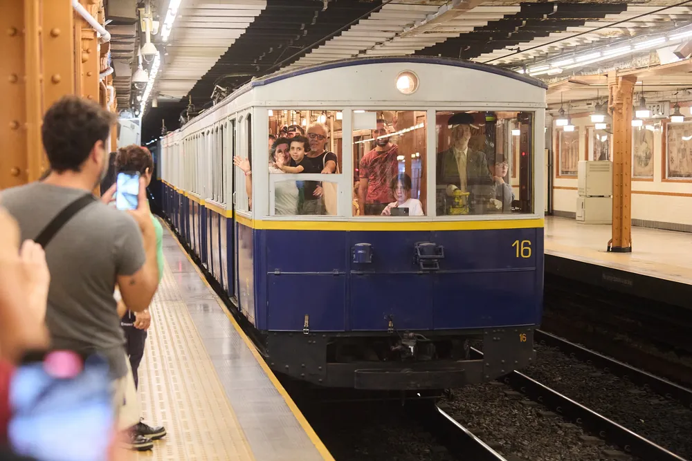 En el 111 aniversario del Subte vuelven los paseos históricos en los coches La Brugeoise por la Línea A_ (002)