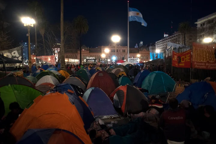 una-multitud-acampo-en-la___ESoA0lcl2_720x0__1