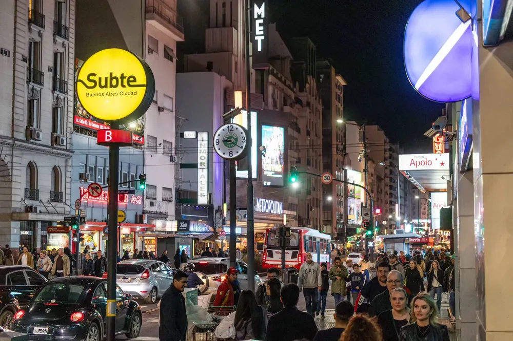 La Línea B abre hasta la madrugada (002)