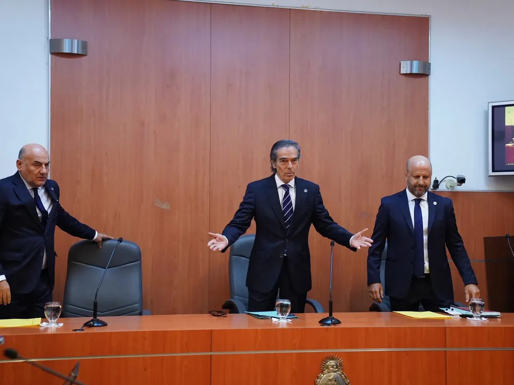 Cy-Q4emo7_2000x1500__1