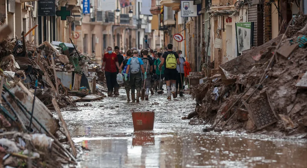 paiporta-limpieza-calle-valencia-dana-efe